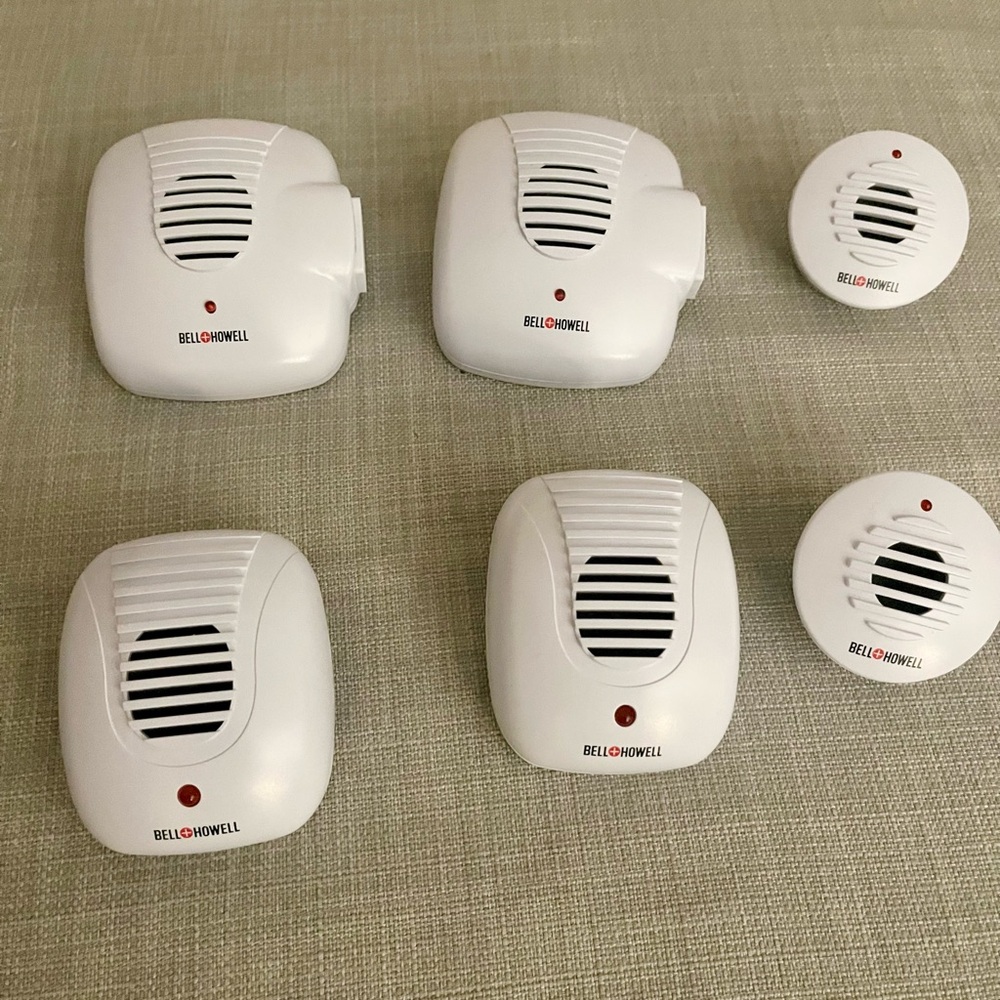 Bell and Howell Ultrasonic Pest Repeller plug in device Complete Kit 6 Pack